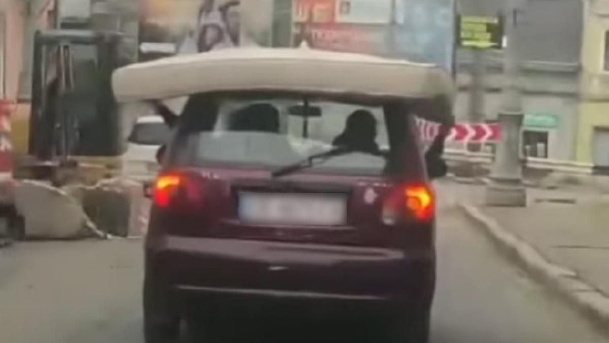 "Сэкономил на доставке": сеть рассмешила легковушку с матрасом на крыше "Сэкономил на доставке": сеть рассмешила легковушку с матрасом на крыше