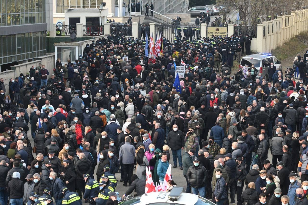 Саакашвілі доставили до суду в Грузії: під будівлею виникли сутички - Грузія новини - 24 Канал