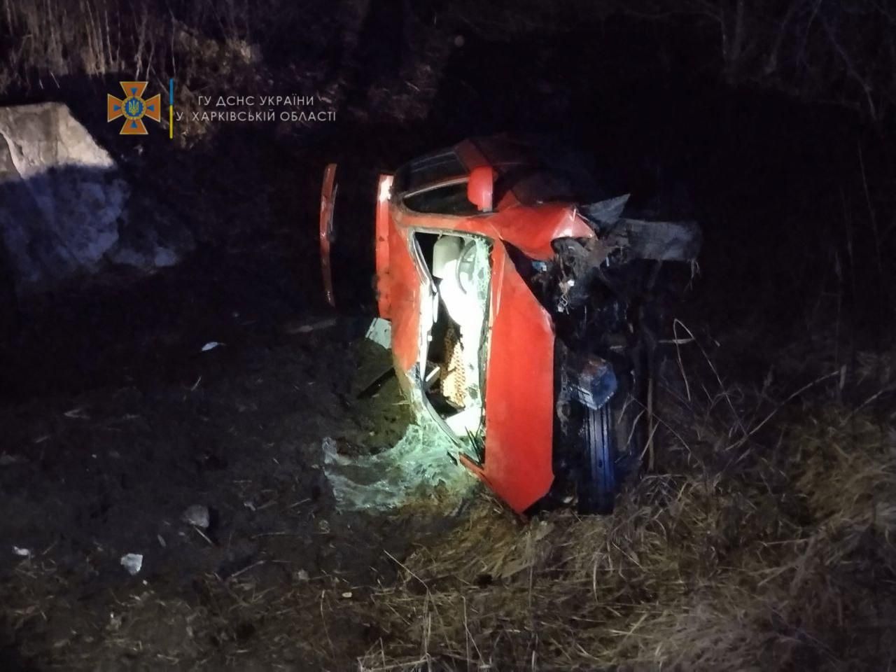 На Харьковщине легковушка слетела с трассы: пассажирку вытаскивали спасатели