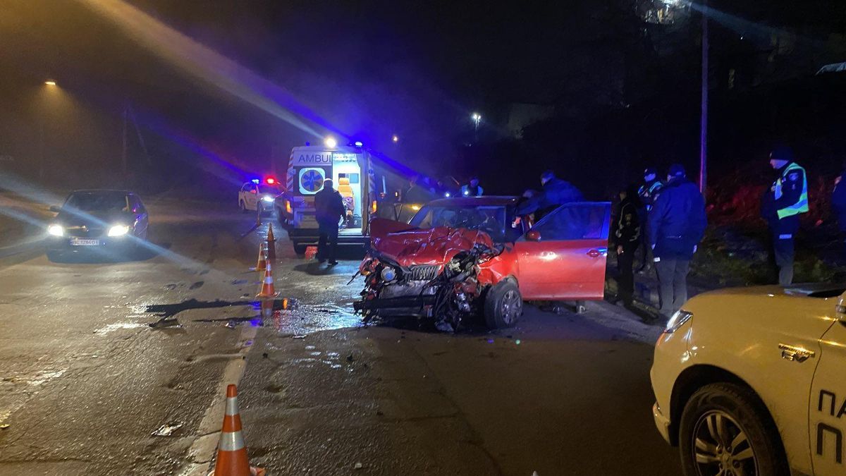 Авто разбило вдребезги: Lexus и Skoda столкнулись на встречной во Львове