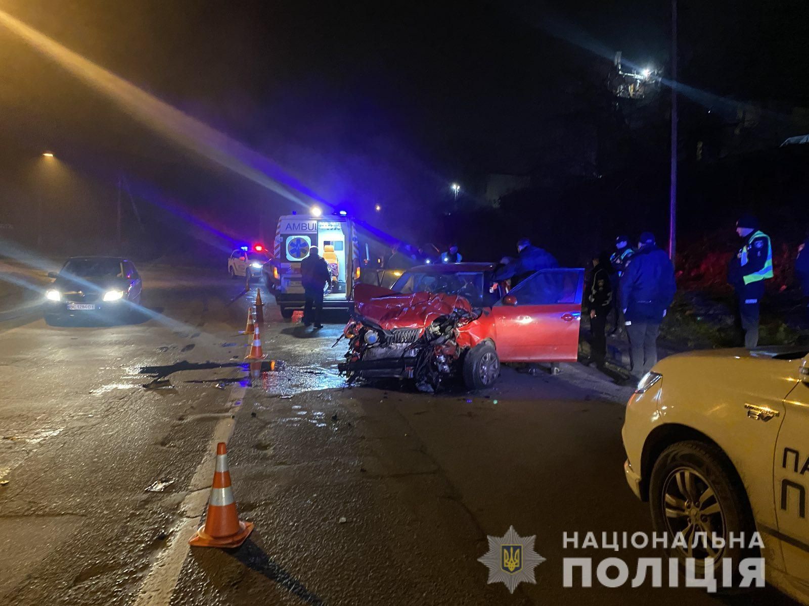 Авто разбило вдребезги: Lexus и Skoda столкнулись на встречной во Львове