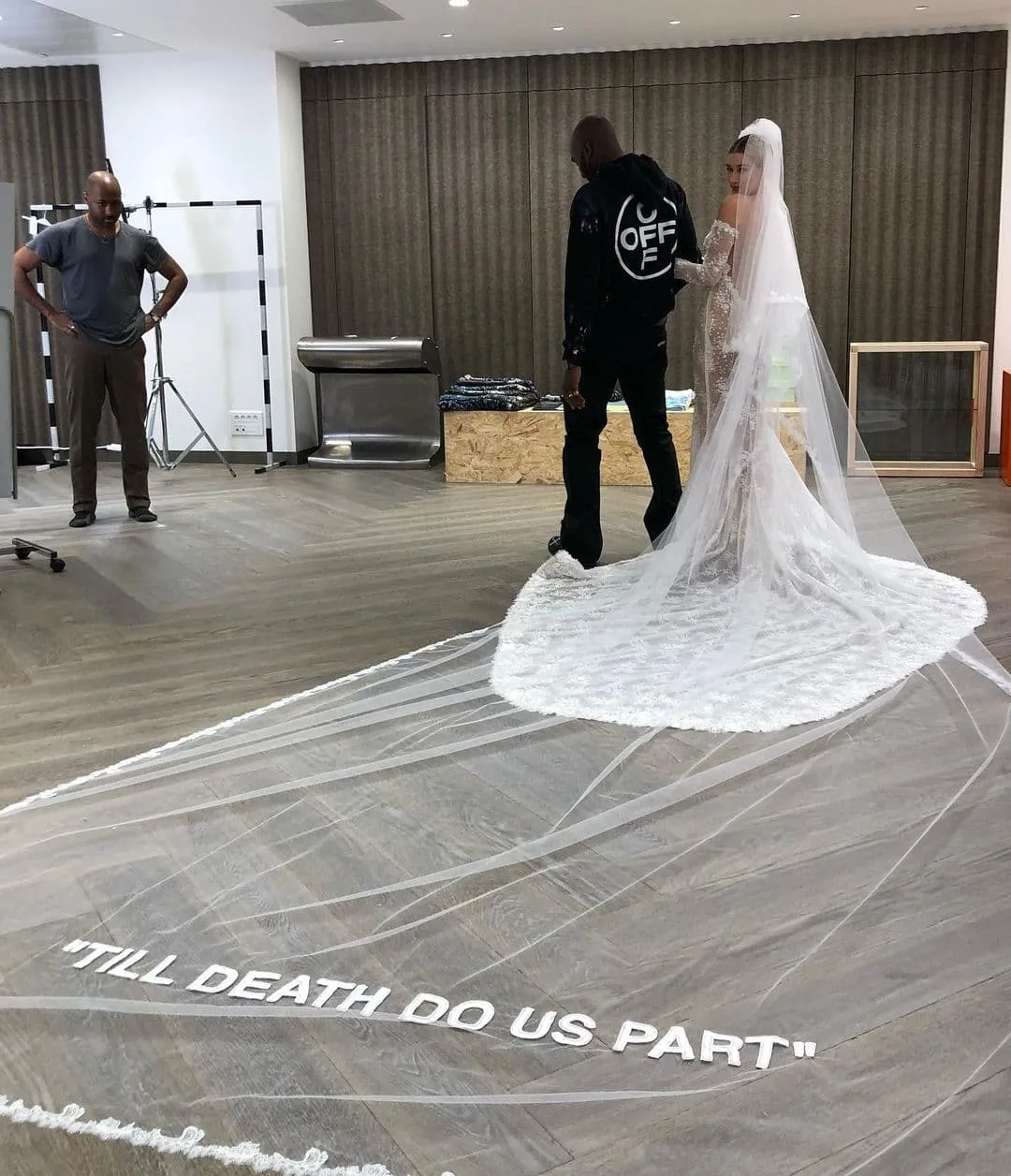 Гейлі Бібер показала весільну сукню створену Вірджилом Абло