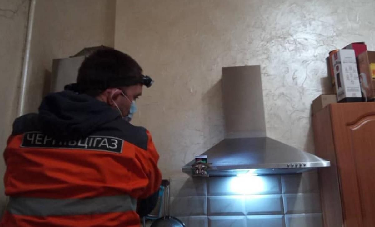 У Чернівцях чадним газом отруїлися троє дорослих і маленька дівчинка - Україна новини - 24 Канал У Чернівцях чадним газом отруїлися троє дорослих і маленька дівчинка - Україна новини - 24 Канал