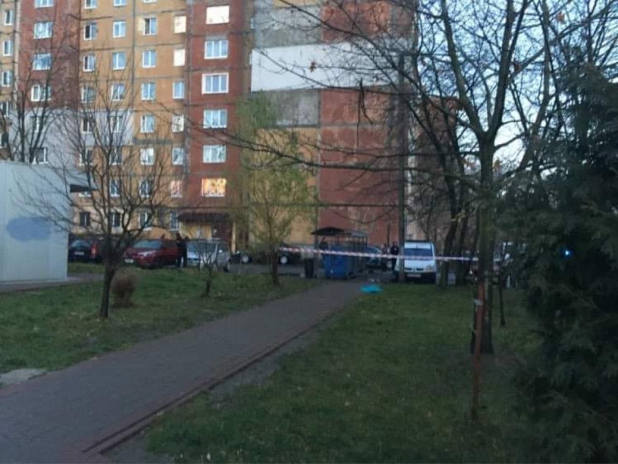 Во Львове женщина выпала с 15 этажа: фото и видео с места трагедии