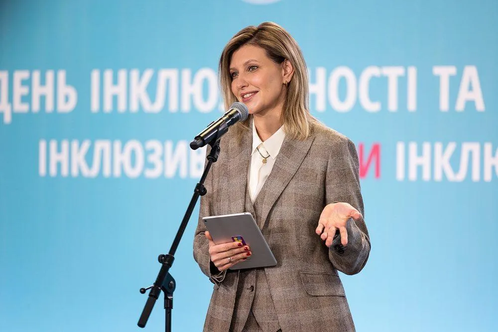 Олена Зеленська в картатому костюмі Олена Зеленська в картатому костюмі