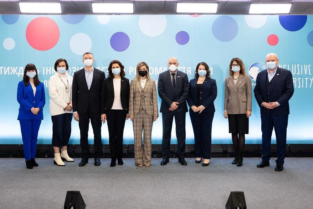 Олена Зеленська в картатому костюмі Олена Зеленська в картатому костюмі