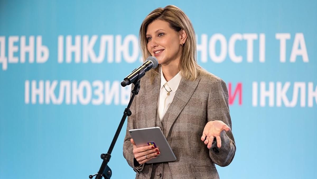 Елена Зеленская с улыбкой и в клетчатом костюме пришла на рабочую встречу