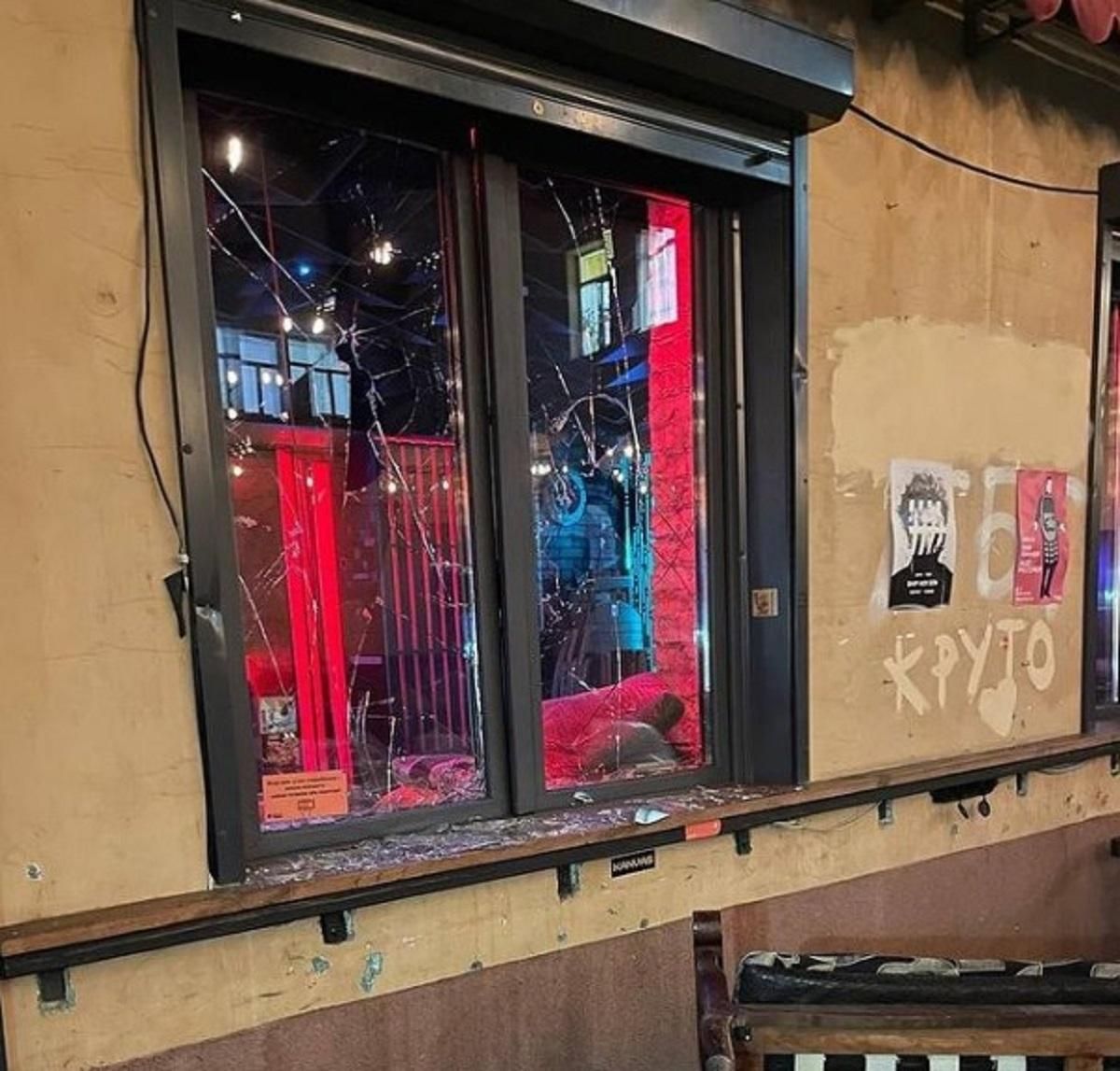 Кричали "смерть пі**рам" та били людей: у барі "Хвильовий" розповіли про зухвалий напад - Київ
