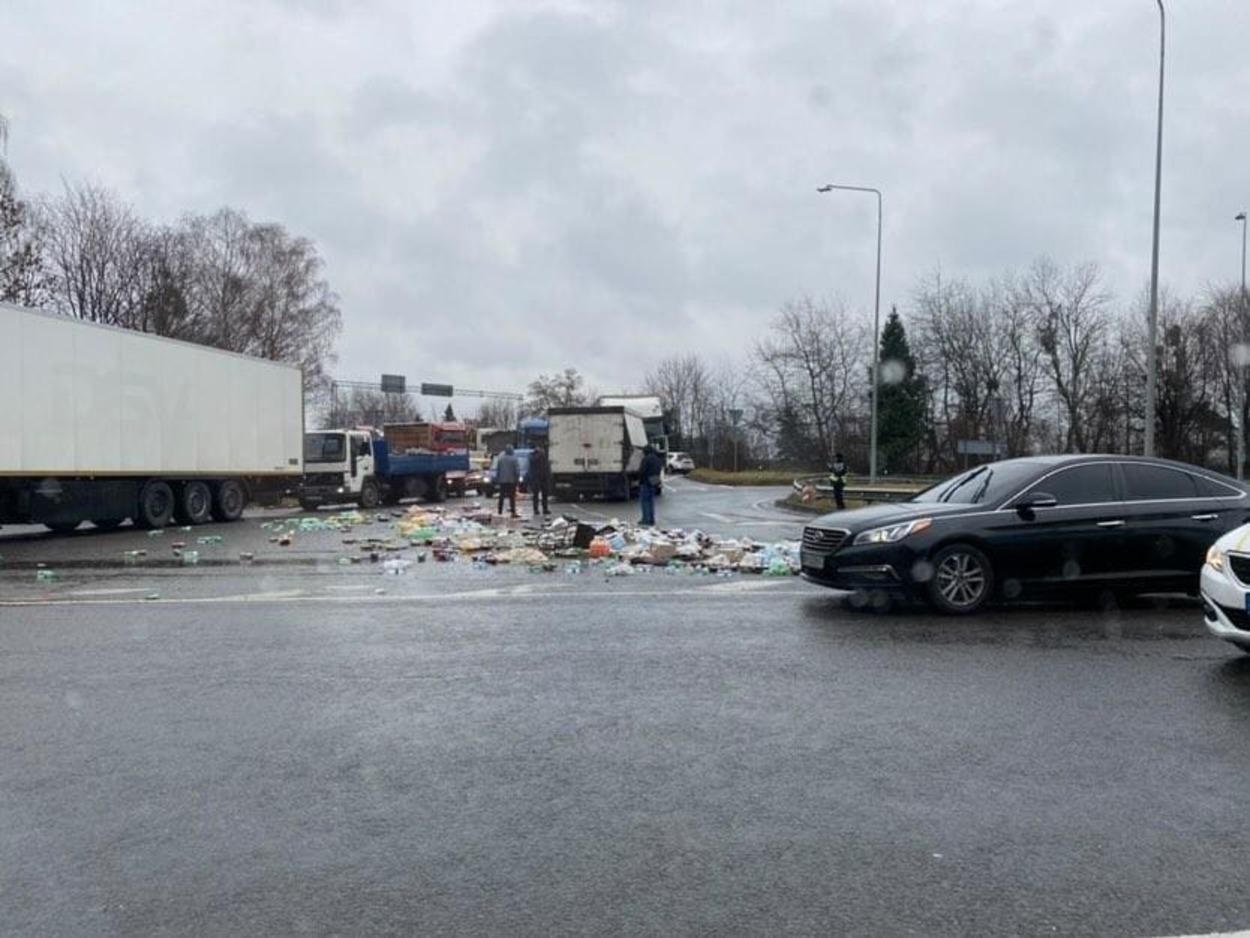 Неподалік Львова зіштовхнулися 2 вантажівки: відео з місця нищівної ДТП - Свіжі новини Львова - Львів Неподалік Львова зіштовхнулися 2 вантажівки: відео з місця нищівної ДТП - Свіжі новини Львова - Львів