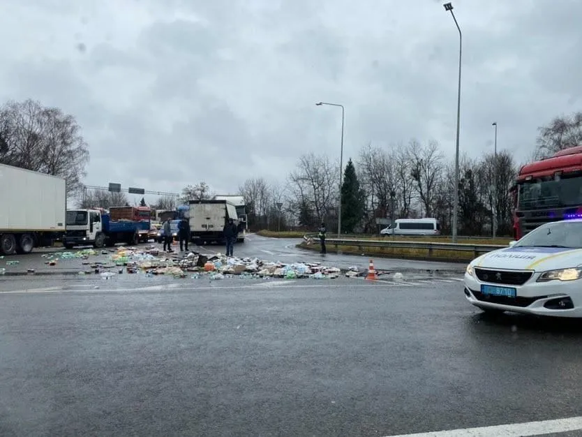 Неподалік Львова зіштовхнулися 2 вантажівки: відео з місця нищівної ДТП