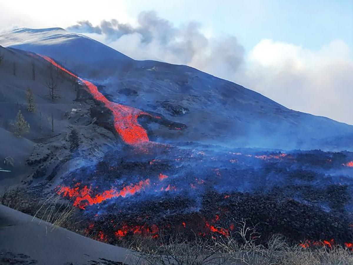 Новые жерла и 80 землетрясений за ночь: Ла-Пальма продолжает страдать из-за извержения вулкана Новые жерла и 80 землетрясений за ночь: Ла-Пальма продолжает страдать из-за извержения вулкана