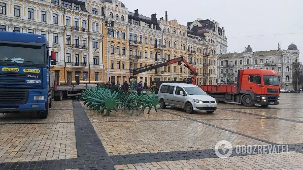 В Киеве начали монтировать главную новогоднюю елку Украины