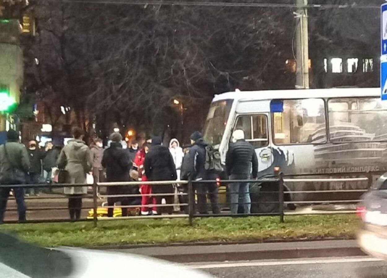 Во Львове маршрутка сбила мужчину: фото и видео с места происшествия Во Львове маршрутка сбила мужчину: фото и видео с места происшествия