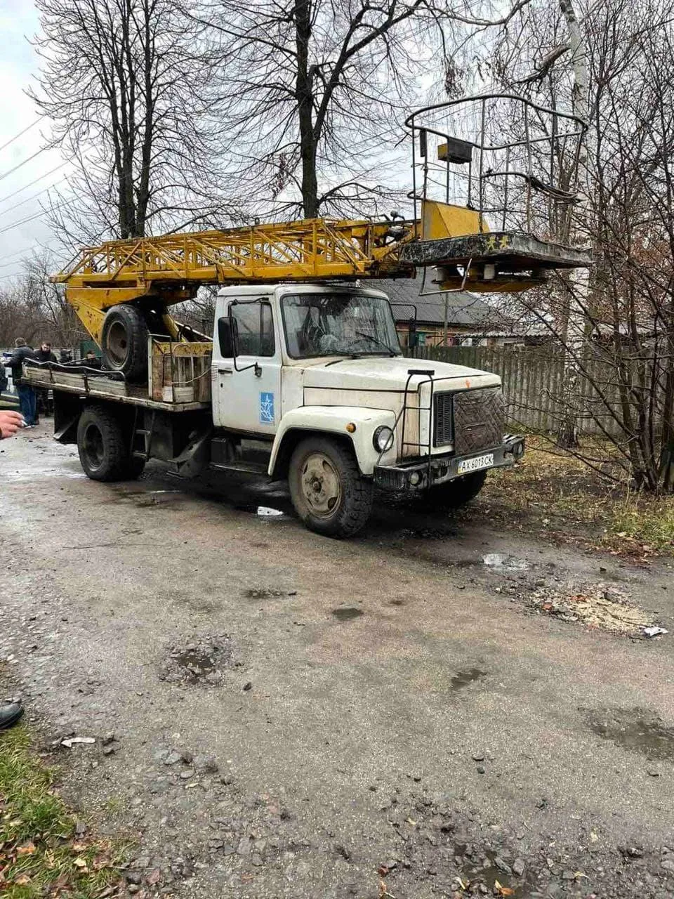 На Харківщині чоловік із лопатою напав на комунальників На Харківщині чоловік із лопатою напав на комунальників