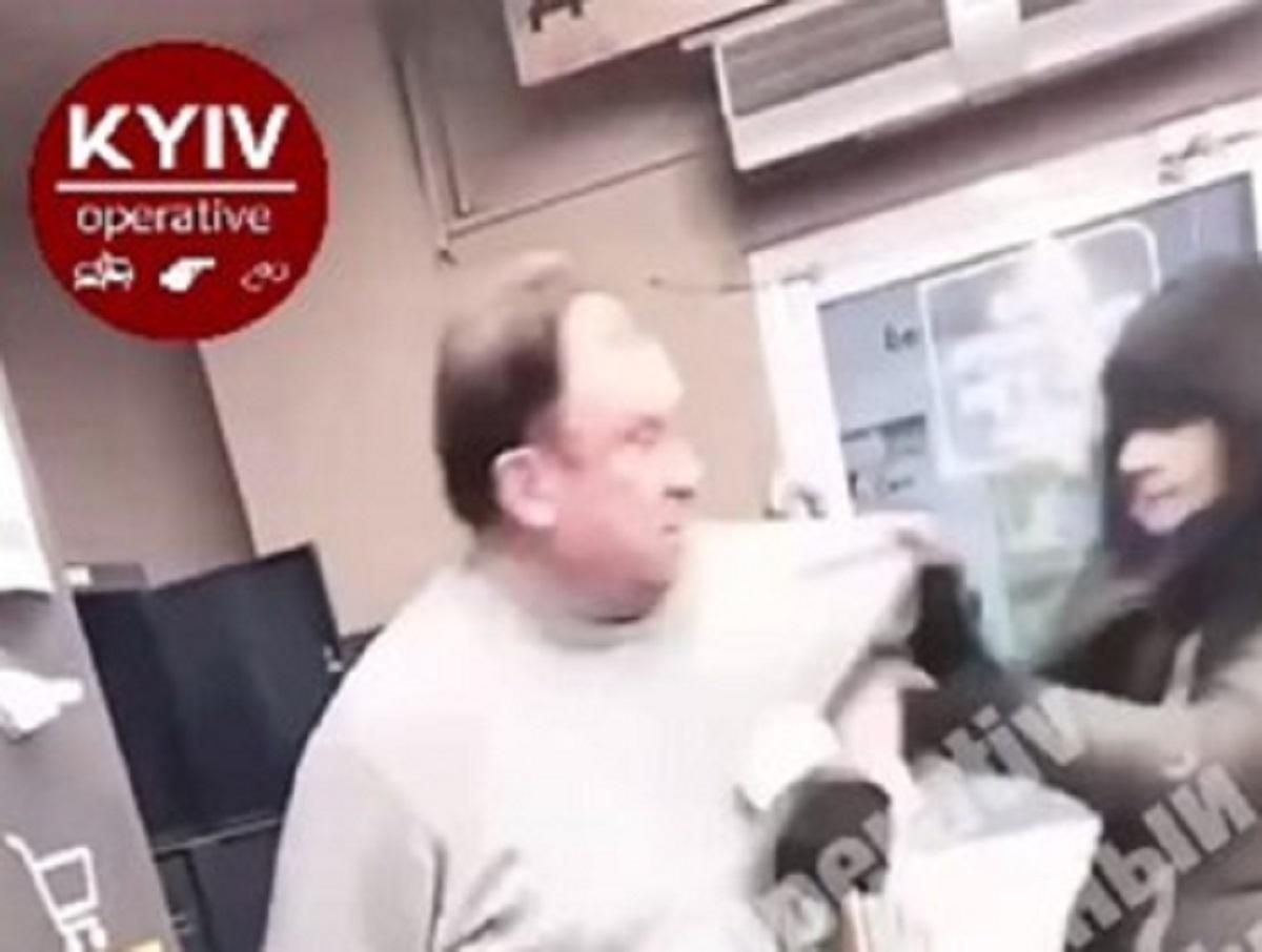 У київському супермаркеті охоронець та покупчиня пошарпалися через підозру в крадіжці - Новини Київ - Київ У київському супермаркеті охоронець та покупчиня пошарпалися через підозру в крадіжці - Новини Київ - Київ