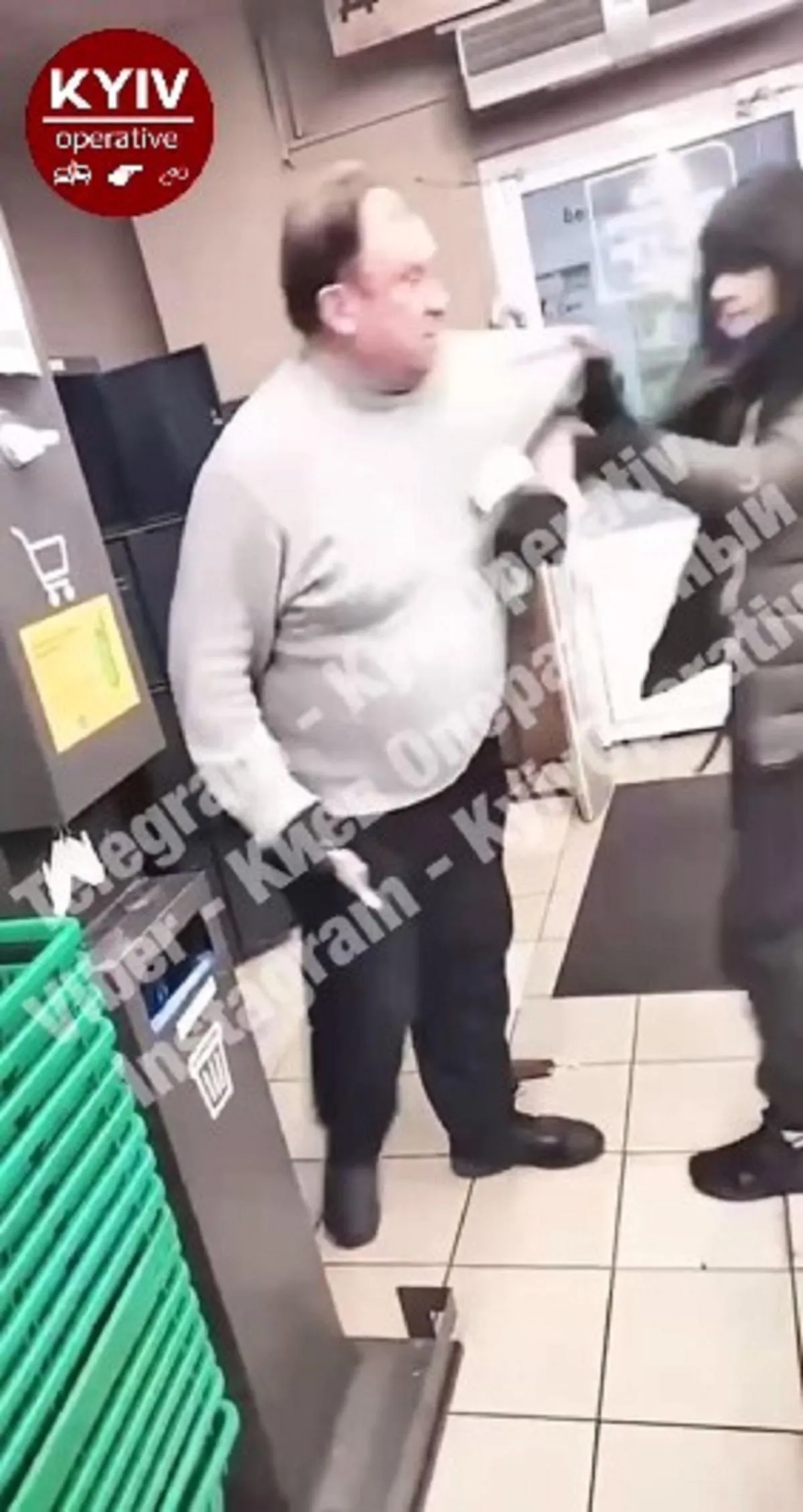 Охоронець Фори затримав дівчину, вона його побила, конфлікт в магазині Києва