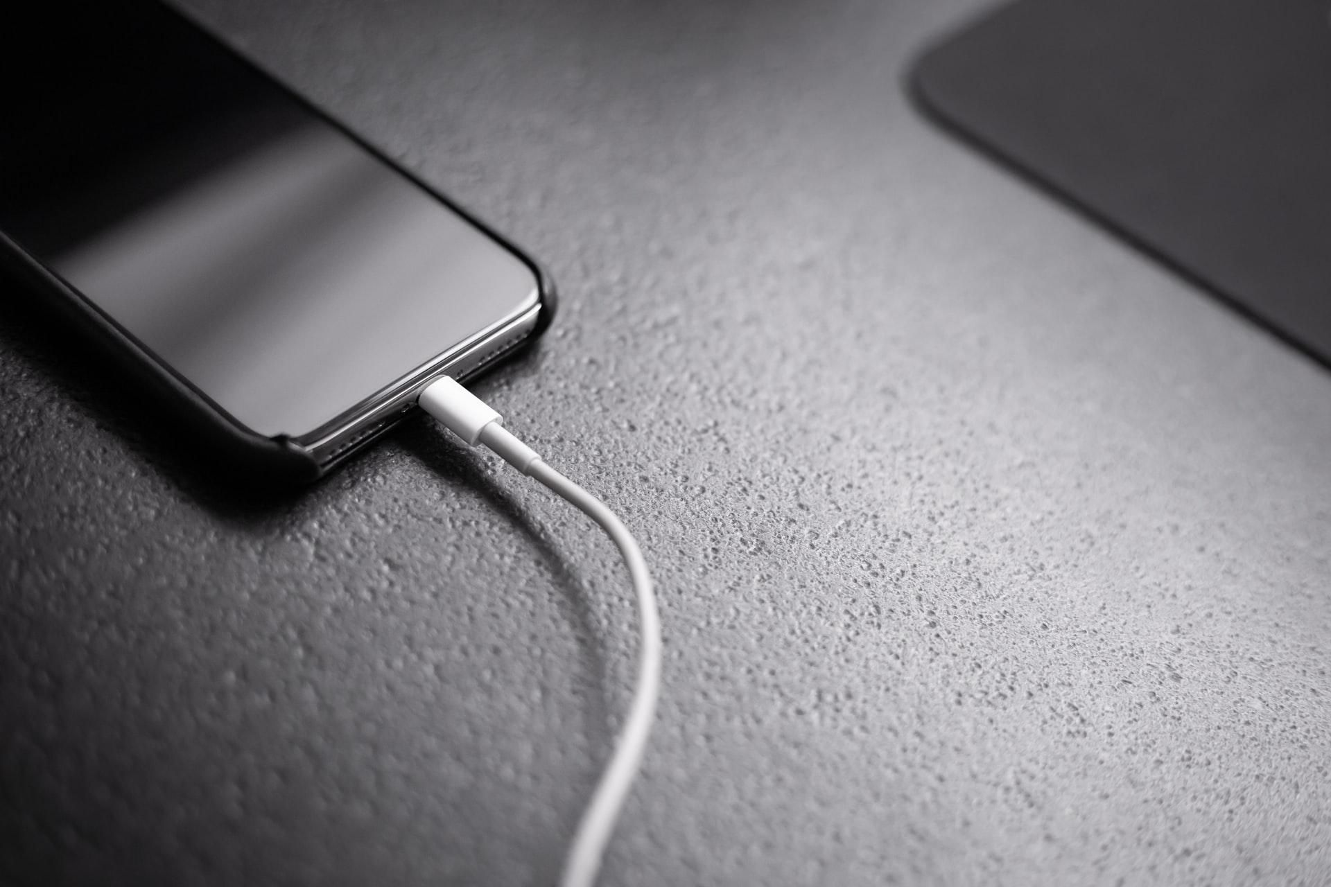Apple працює над технологією бездротової зарядки на малій та великій відстані – Bloomberg - Новини технологій - Техно