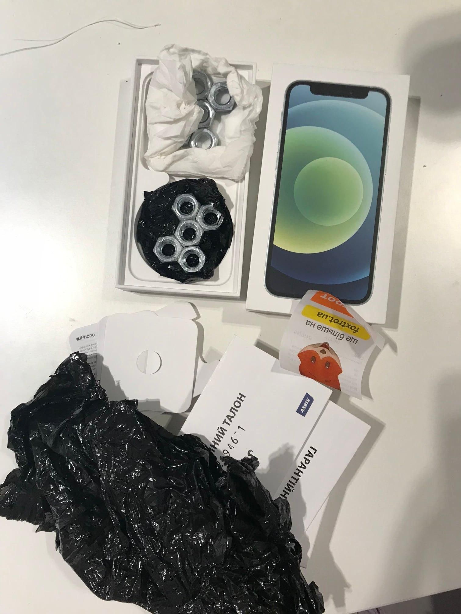 У київському "Фокстроті" дівчині продали болти замість iPhone: як відреагував магазин - Новини Києва - Київ У київському "Фокстроті" дівчині продали болти замість iPhone: як відреагував магазин - Новини Києва - Київ
