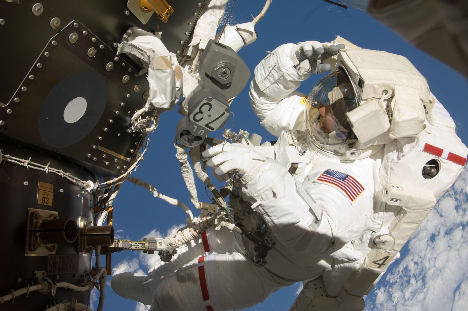 Проблемы на МКС: почему отложили выход астронавтов в открытый космос