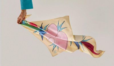 "Добре серце": український бренд представив благодійну хустку