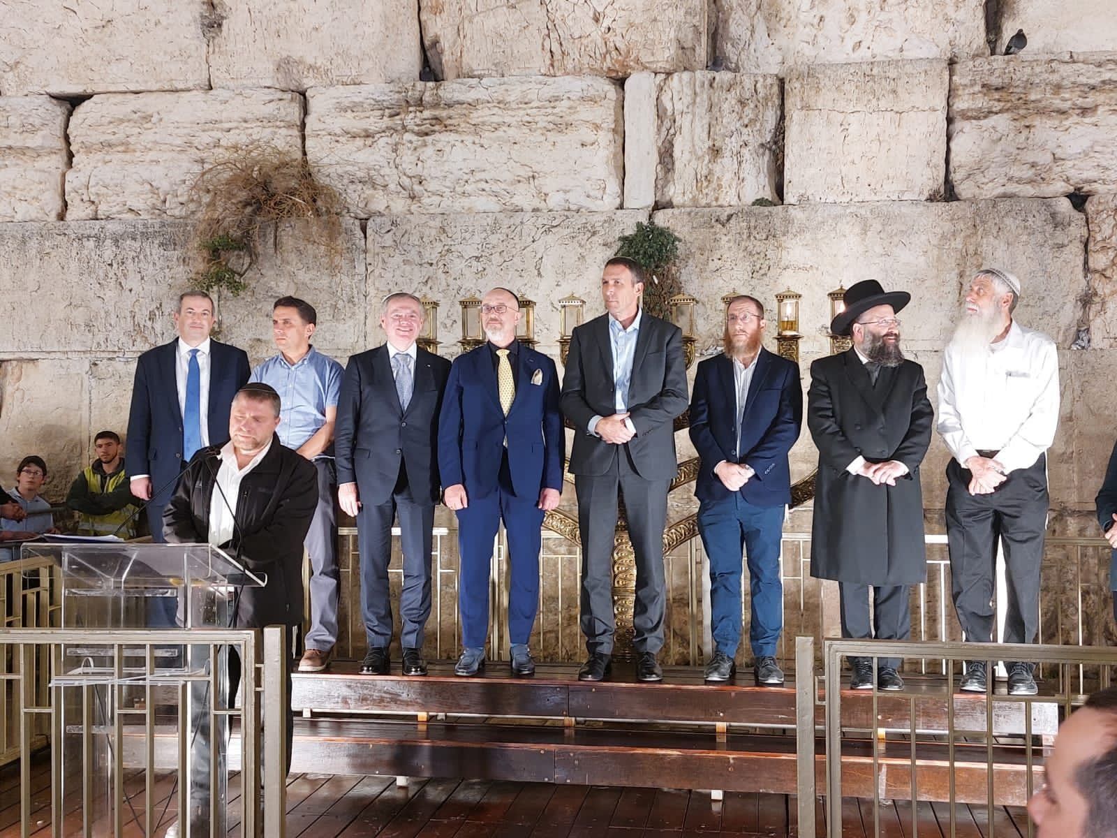 Возле Стены плача в Иерусалиме зажжение ханукальной свечи посвятили Украине Возле Стены плача в Иерусалиме зажжение ханукальной свечи посвятили Украине