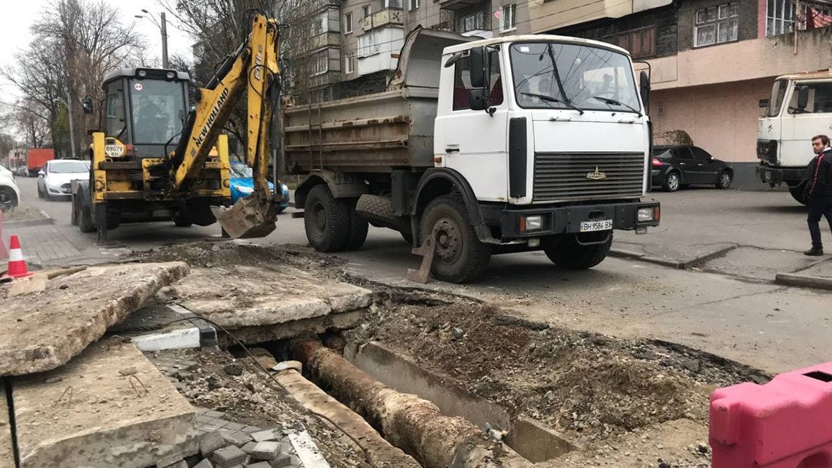 Цілий квартал лишився без тепла та світла: в Одесі жорстко прорвало теплотрасу - Одеса