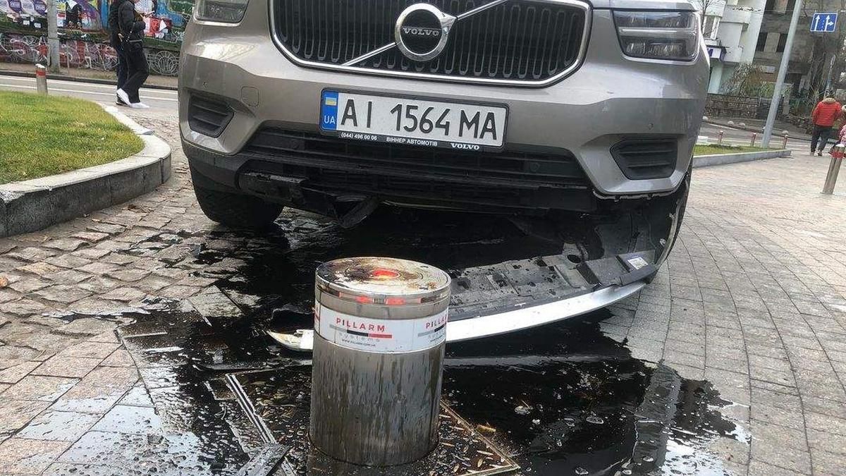 Владельцы боларда, пробившего машину Любомира Левицкого, обвинили в ДТП режиссера Владельцы боларда, пробившего машину Любомира Левицкого, обвинили в ДТП режиссера