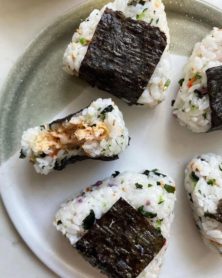 Онигири с тунцем Онигири с тунцем