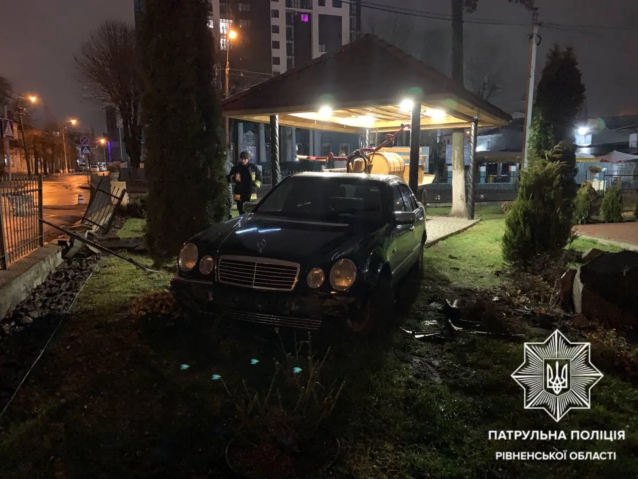 22-річний п'яний водій врізався у паркан Укравління ДСНС Рівненщини 22-річний п'яний водій врізався у паркан Укравління ДСНС Рівненщини