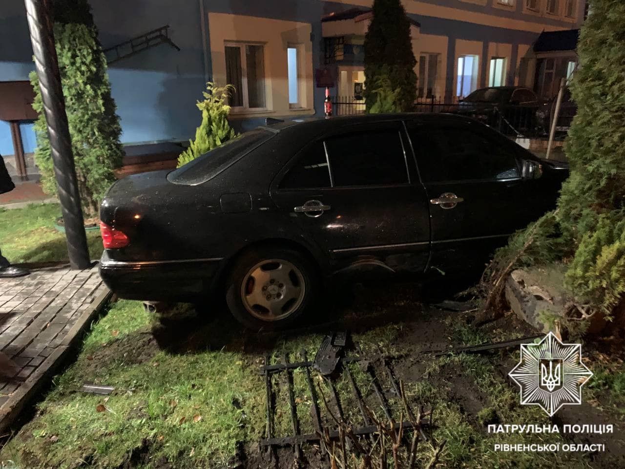 Ездил без прав: пьяный водитель протаранил забор здания ГСЧС на Ровненщине