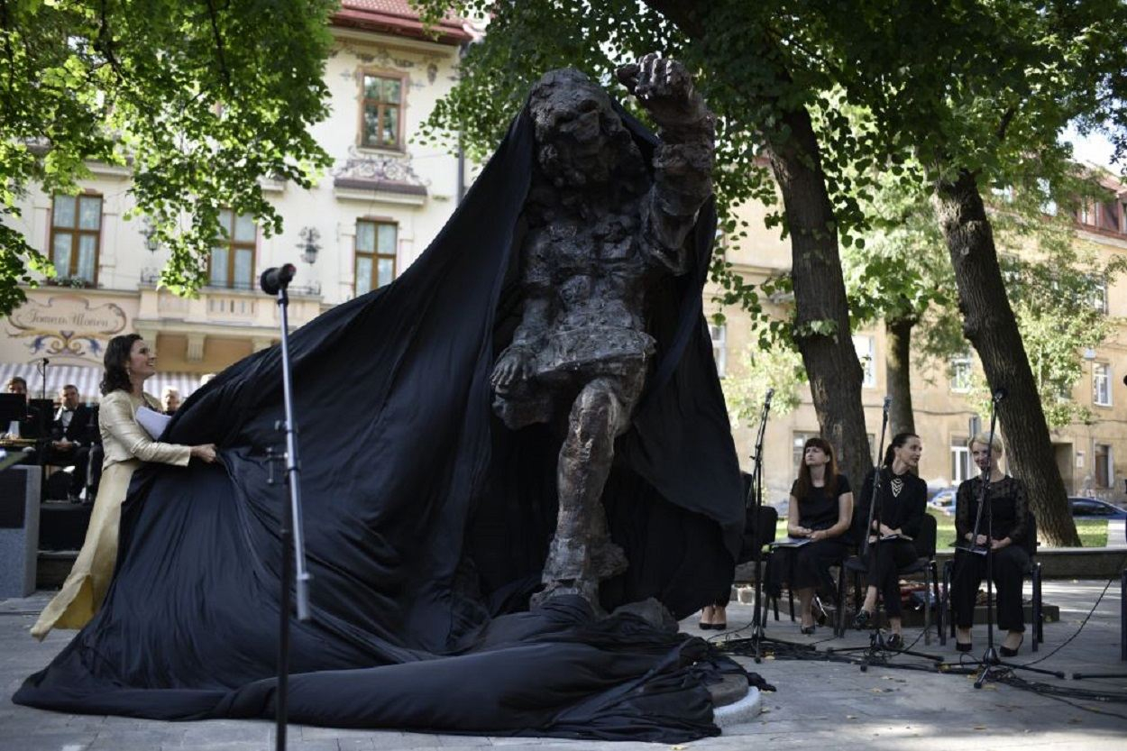 Львовские депутаты рассмотрели петицию о демонтаже скульптуры Моцарта: что они решили