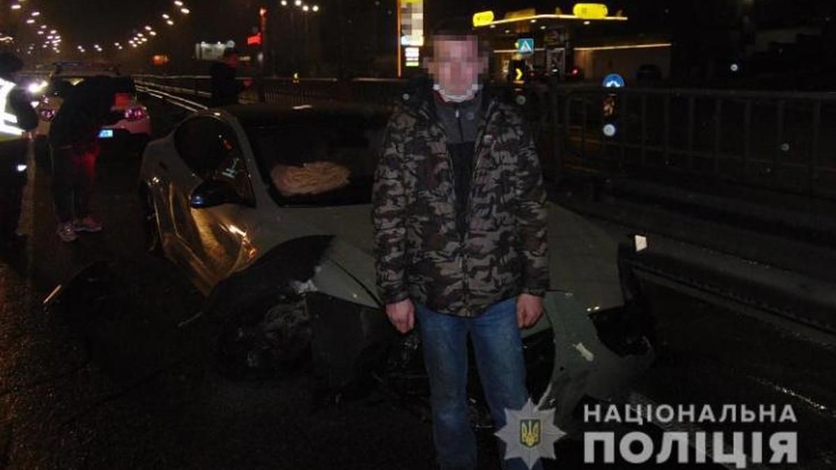 В Киеве пьяный автомойщик украл Tesla и разбил ее об отбойник В Киеве пьяный автомойщик украл Tesla и разбил ее об отбойник