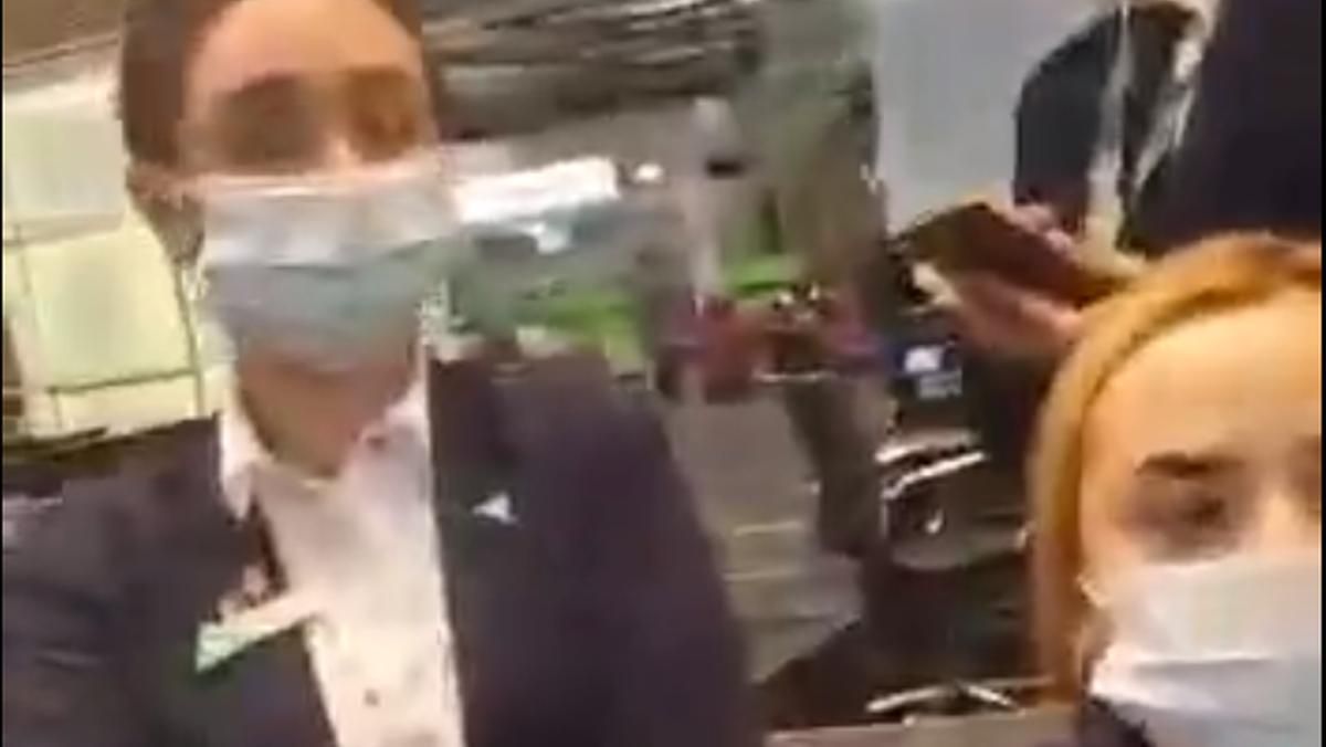 Невакцинированный депутат Киевсовета устроил скандал в "Борисполе" Невакцинированный депутат Киевсовета устроил скандал в "Борисполе"