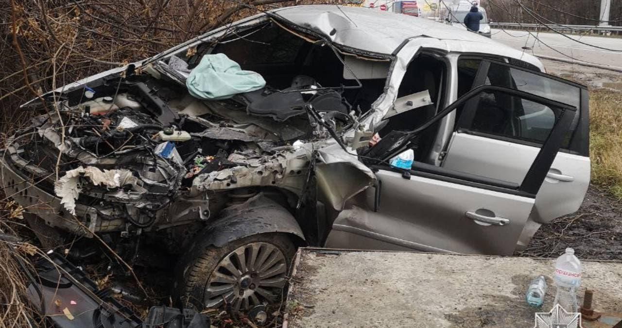 На трассе под Киевом произошло жуткое ДТП с участием легковушки и грузовика