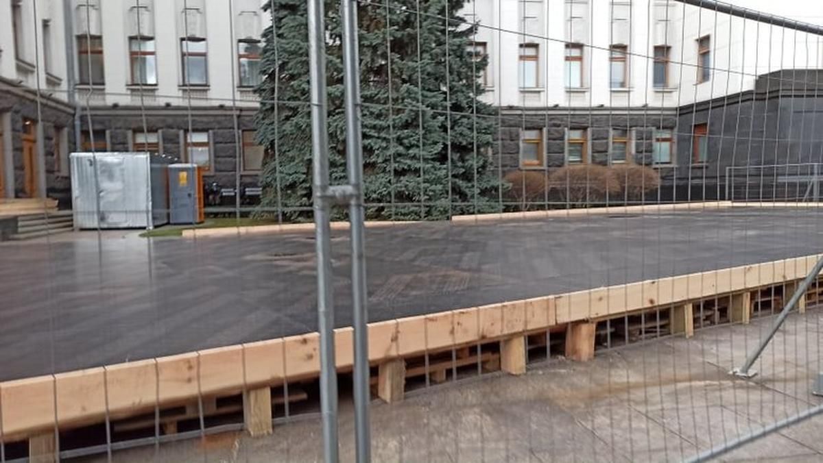 Біля Офісу Президента почали облаштовувати новорічну ковзанку: яскраві фото - Новини Києва сьогодні - Київ Біля Офісу Президента почали облаштовувати новорічну ковзанку: яскраві фото - Новини Києва сьогодні - Київ