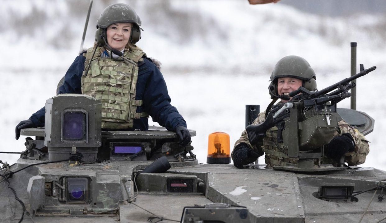 Передала послання Росії: глава МЗС Британії ефектно проїхалась на танку - Новини росії - 24 Канал
