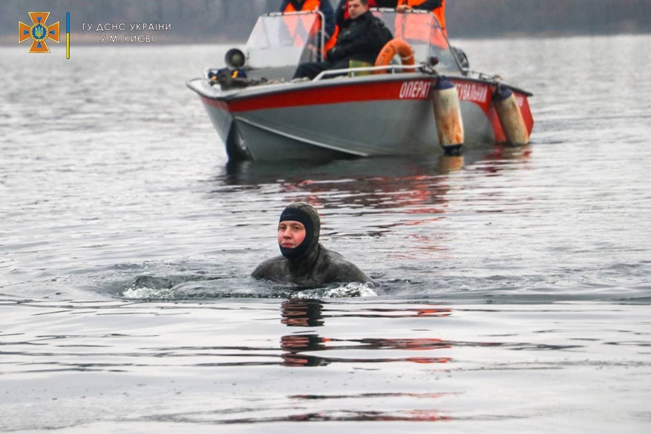 Військовий льотчик переплив Дніпро на честь 30-річчя ЗСУ та полеглих Героїв: видовищні фото - Свіжі новини Києва - Київ Військовий льотчик переплив Дніпро на честь 30-річчя ЗСУ та полеглих Героїв: видовищні фото - Свіжі новини Києва - Київ