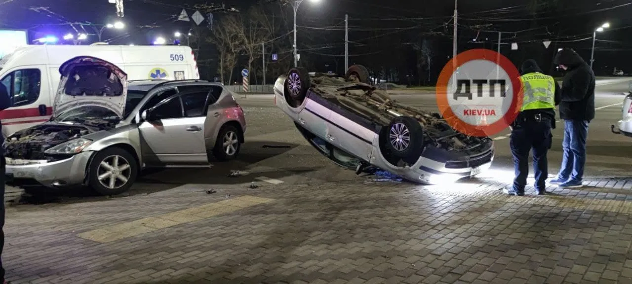 ДТП у Києві, на Дорогожичах перекинулося авто