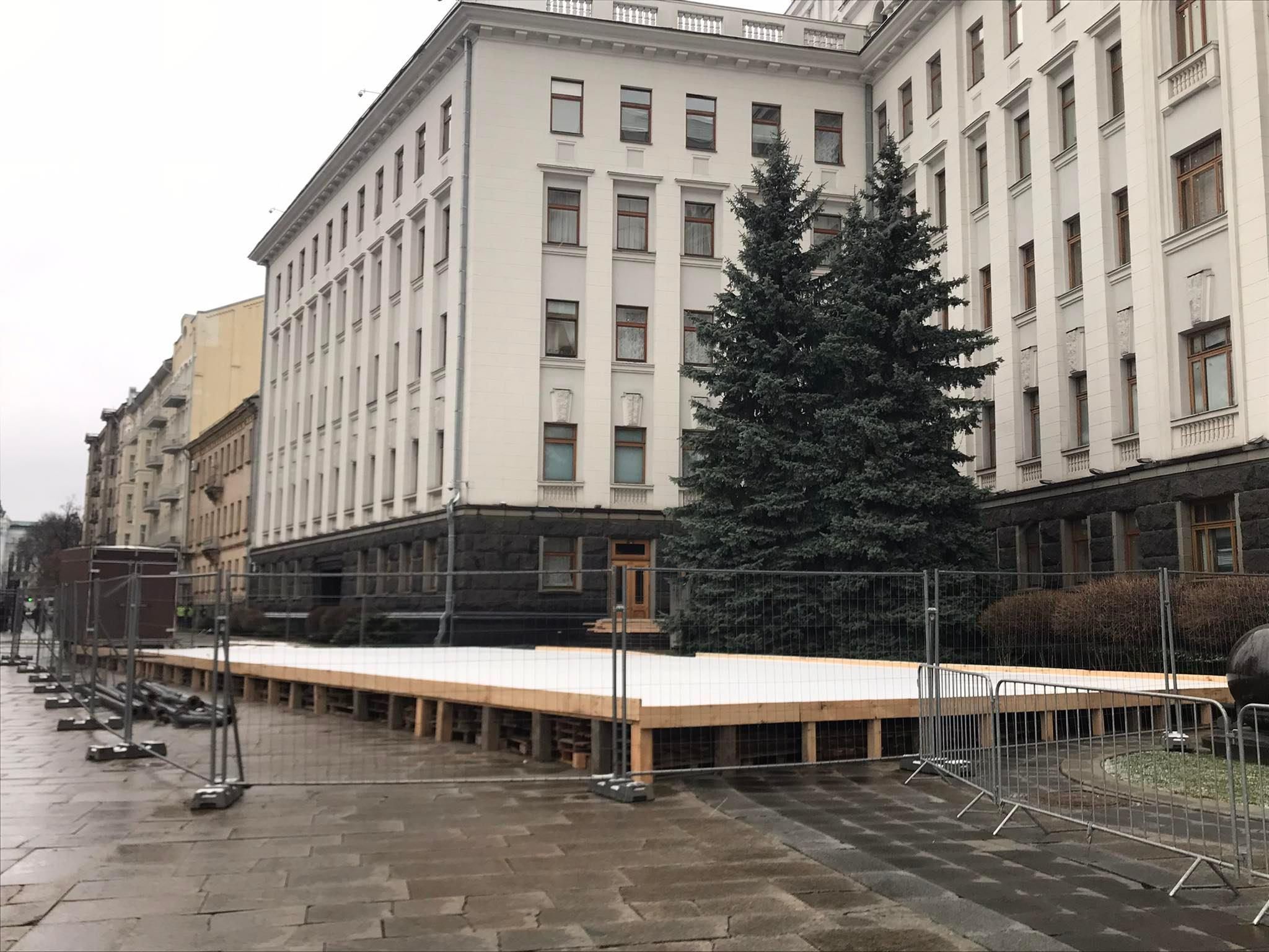 Киев на пороге праздников: на Банковой уже установили каток – фото новой локации