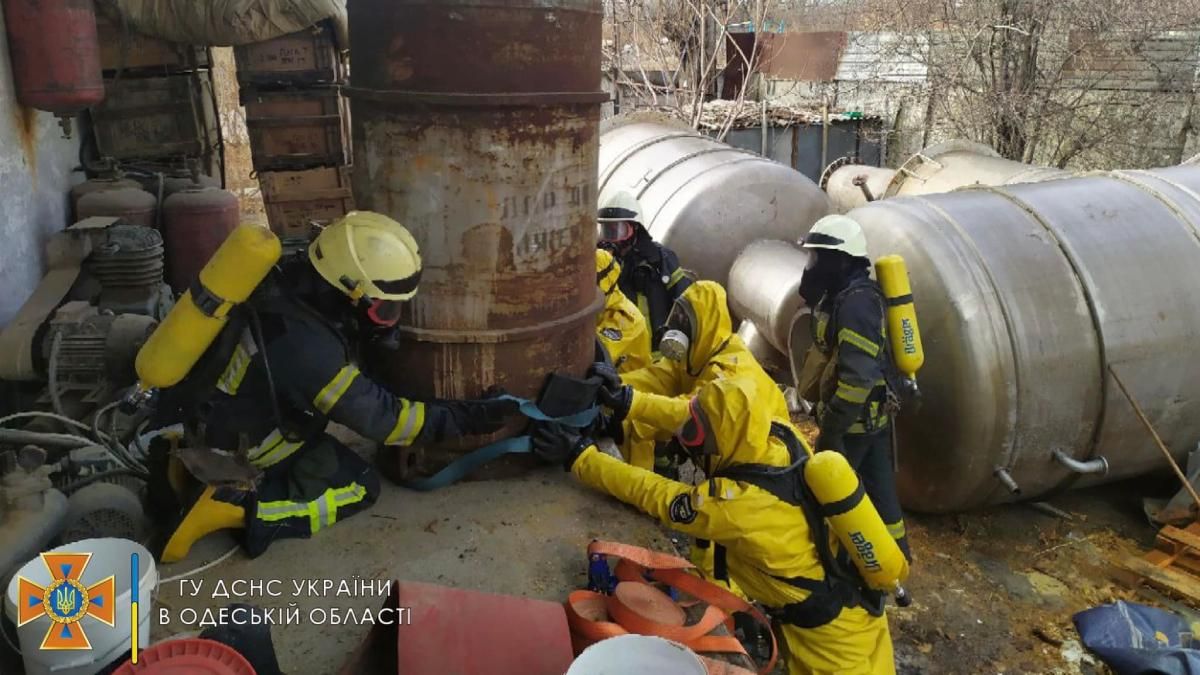 В Одессе разлились опасные химикаты и поднялся токсичный газ: видео ликвидации последствий
