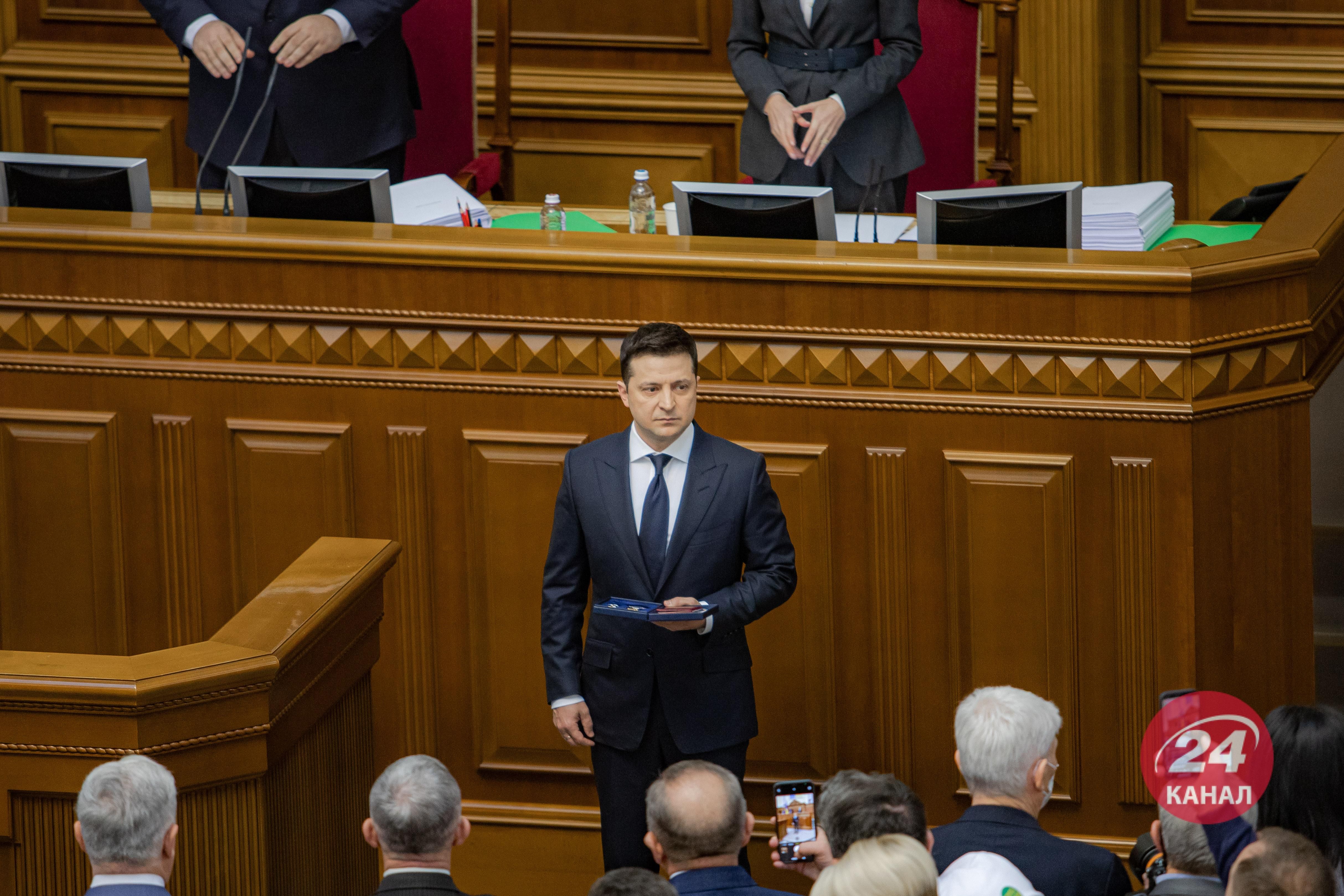 "Да Винчи" Герой Украины: Зеленский вручил ряд наград к годовщине референдума за независимость "Да Винчи" Герой Украины: Зеленский вручил ряд наград к годовщине референдума за независимость