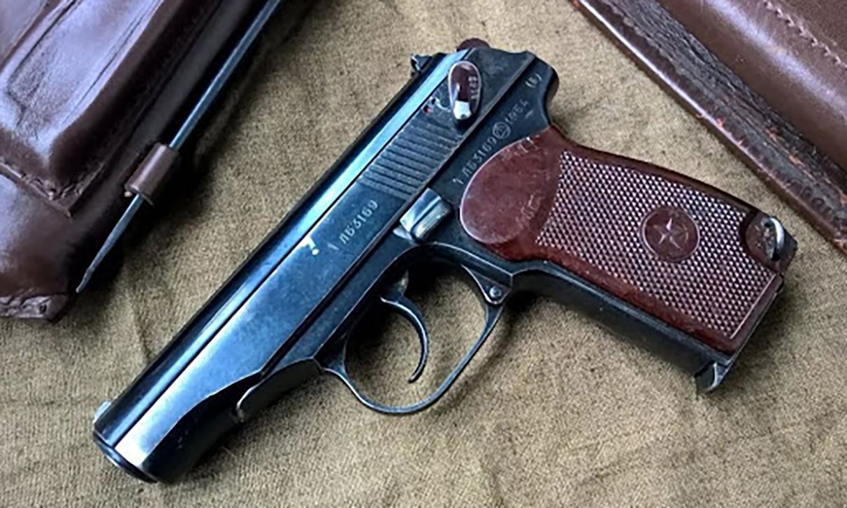 Чтобы дети стреляли: в Кривом Роге родители купили пистолет Макарова для школы