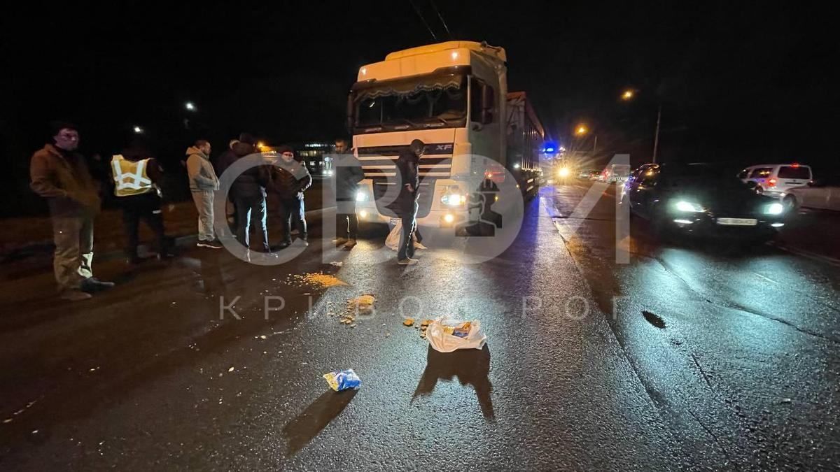 Перебігала жваву трасу: у Кривому Розі вантажівка на смерть збила жінку та маленьку дитину - 24 Канал Перебігала жваву трасу: у Кривому Розі вантажівка на смерть збила жінку та маленьку дитину - 24 Канал