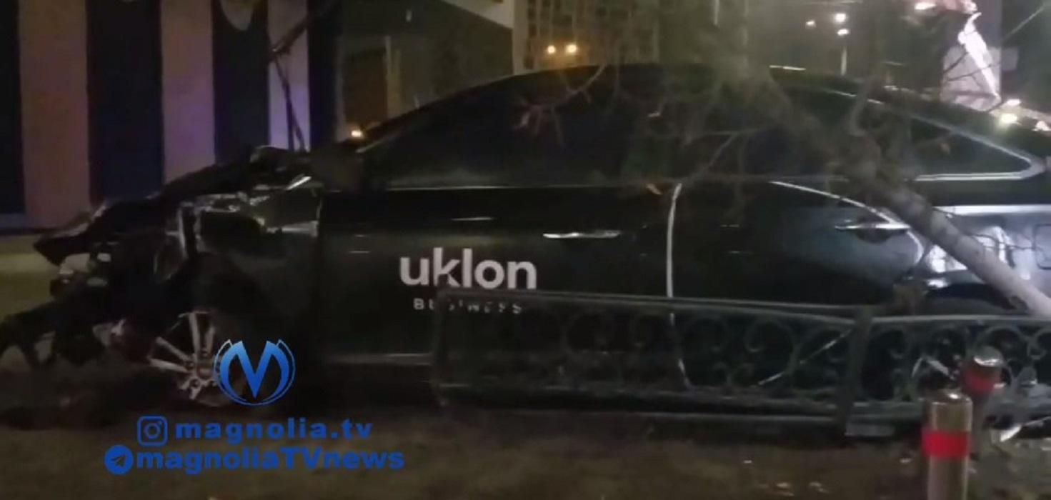 У Києві сталася нічна карколомна ДТП: у машини вирвало мотор – фото з місця автотрощі - Київ