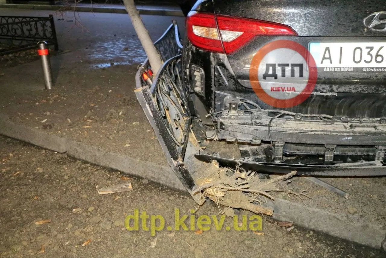Аварія у Києві, ДТП на прспекті Перемоги, таксі Uklon врізалося в КІА 