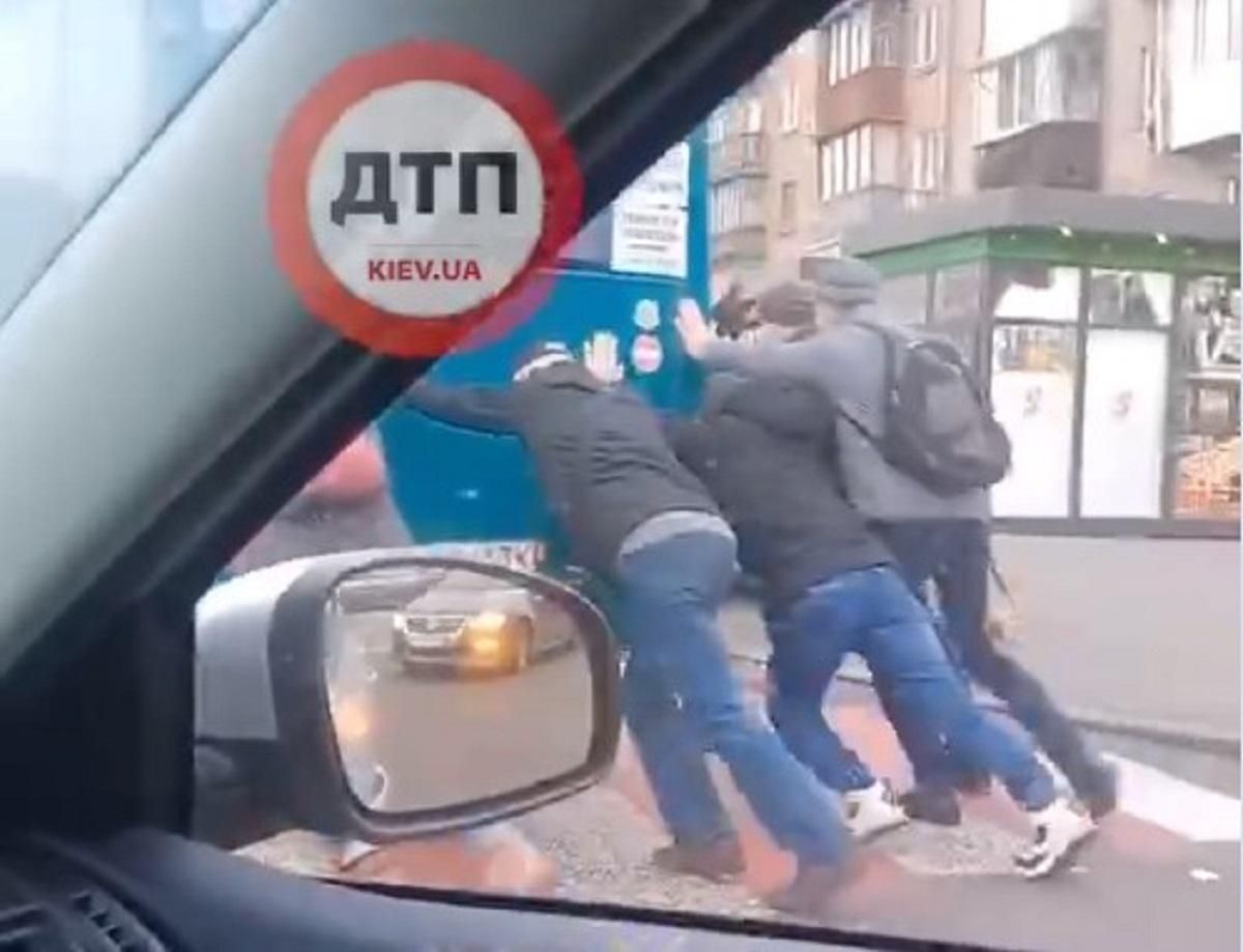 Утренний "фитнес": пассажирам киевской маршрутки пришлось толкать ее по дороге Утренний "фитнес": пассажирам киевской маршрутки пришлось толкать ее по дороге