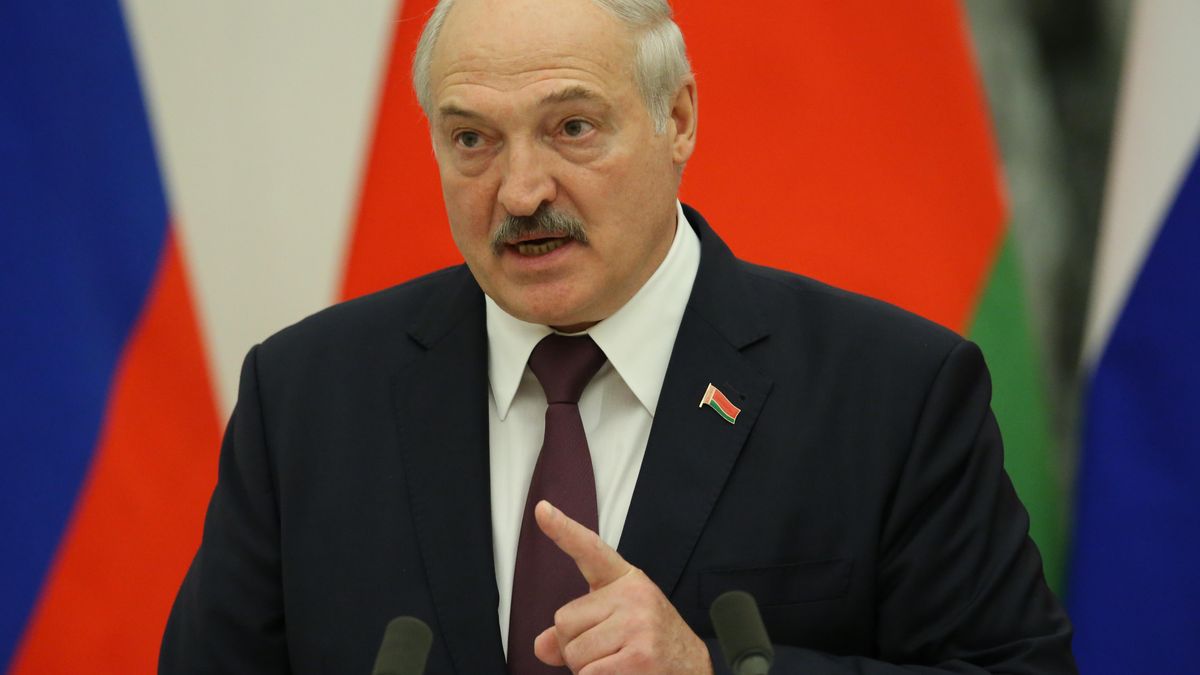 Лукашенко заявил, что в ближайшее время возле украинской границы будут бряцать оружием