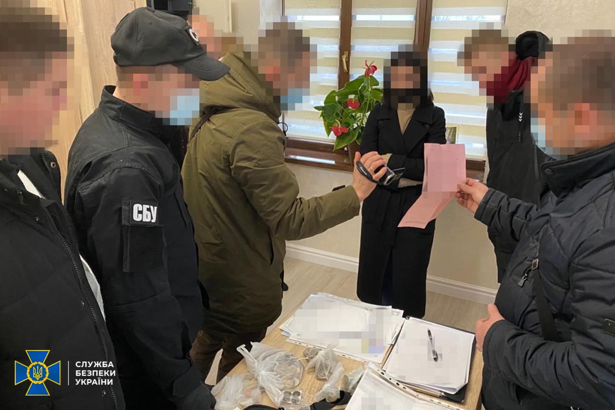 Тисяча клієнтів щомісяця: СБУ викрила масштабні Covid-фальшування у Вінниці та на Буковині - Новини Вінниця - 24 Канал Тисяча клієнтів щомісяця: СБУ викрила масштабні Covid-фальшування у Вінниці та на Буковині - Новини Вінниця - 24 Канал