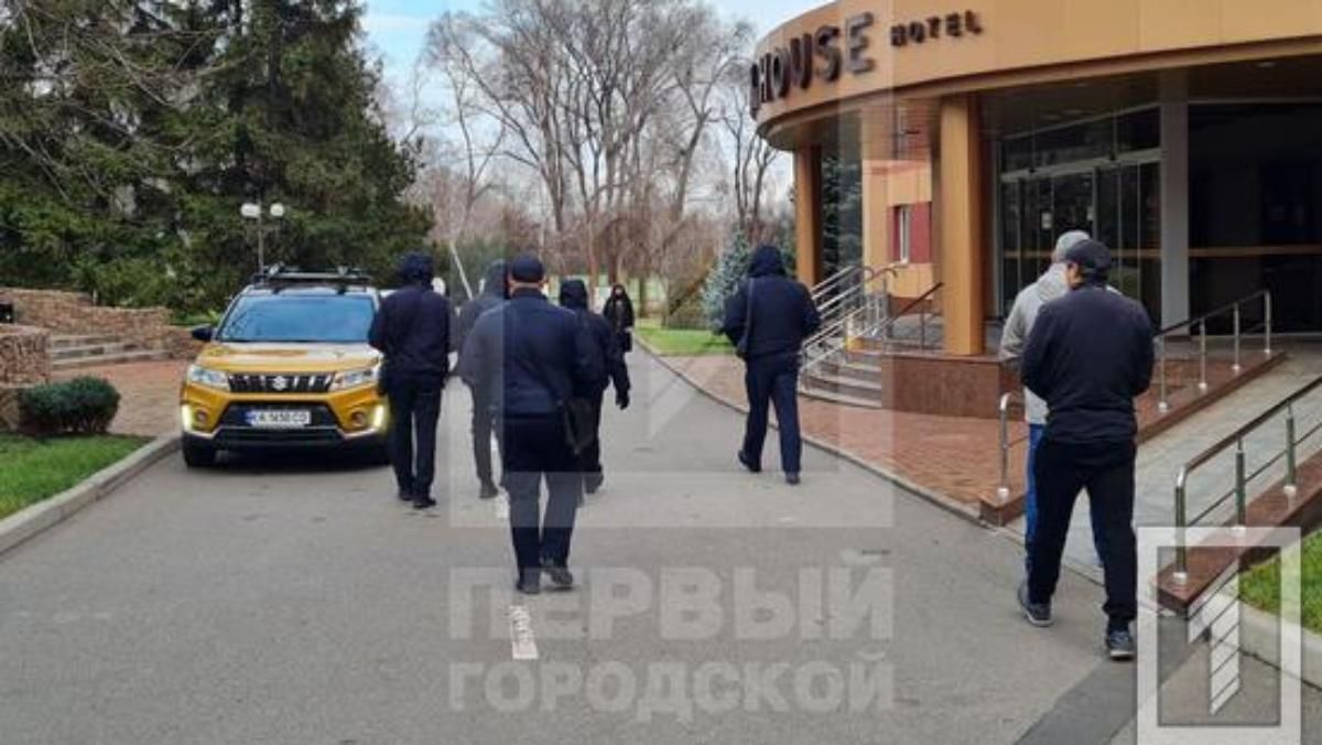 Нашли подозрительное устройство: на парковке гостиницы в Кривом Роге "заминировали" авто Нашли подозрительное устройство: на парковке гостиницы в Кривом Роге "заминировали" авто