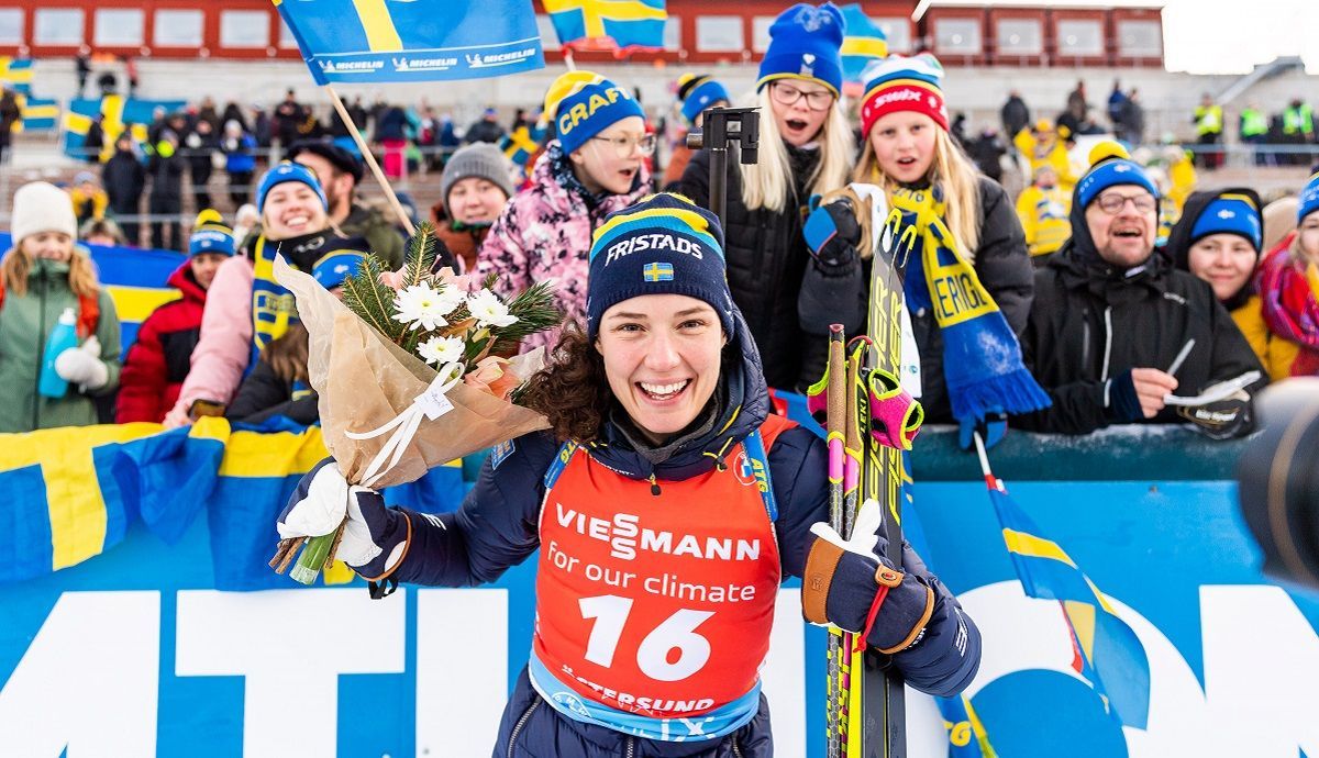 Олімпійська чемпіонка з біатлону подарувала медаль юним фанаткам: емоційне фото